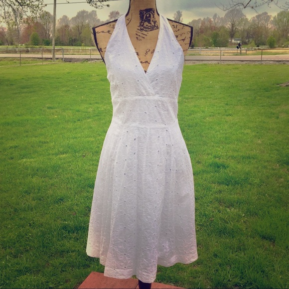 Isaac Mizrahi Dresses & Skirts - White Embroidered Flower Halter Dress Sz 10